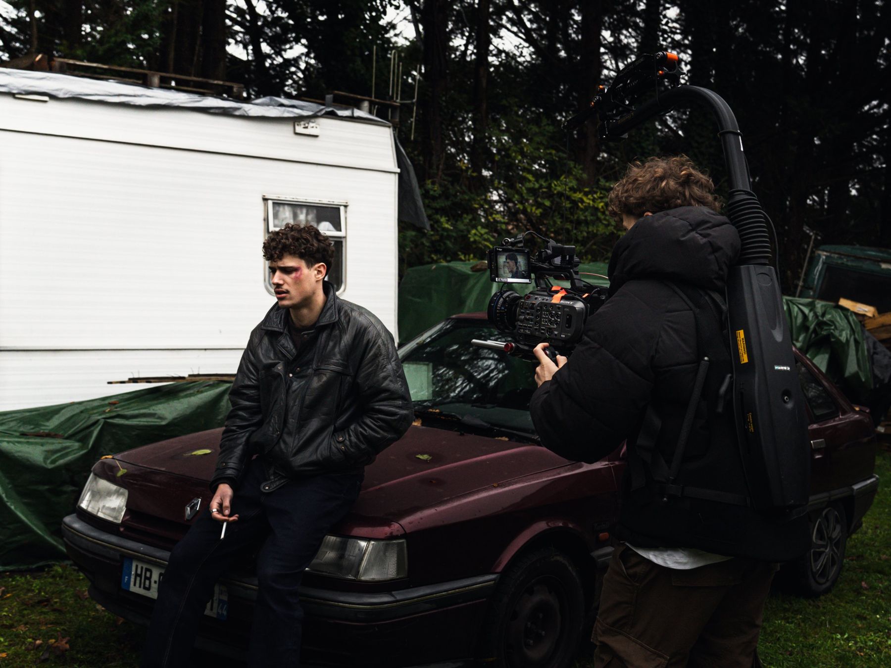 Ilias Qerchi en tournage, caméra sur l'épaule face à un comédien